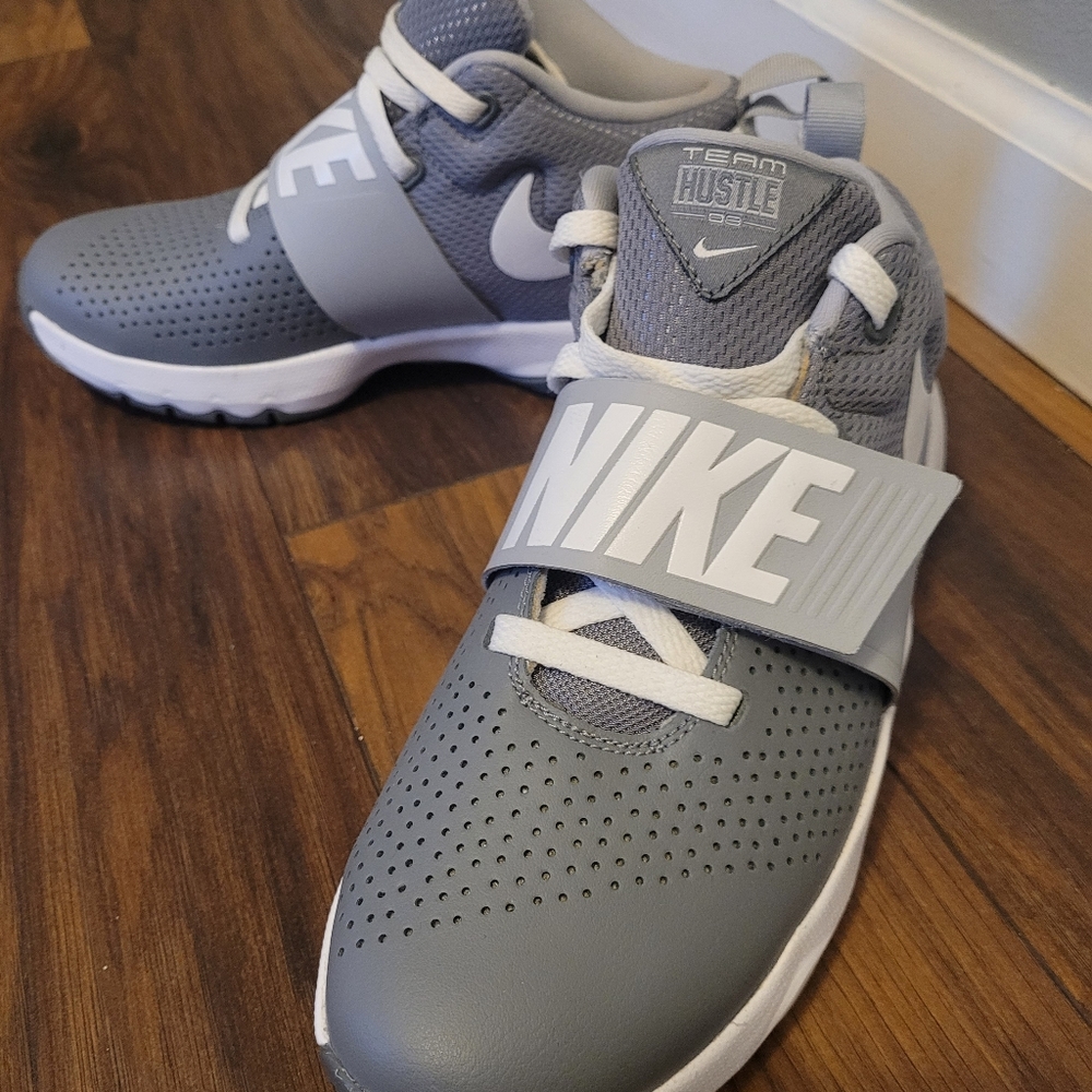 Nike Team Hustled D8 Boys Grey/White, size 6.5Y